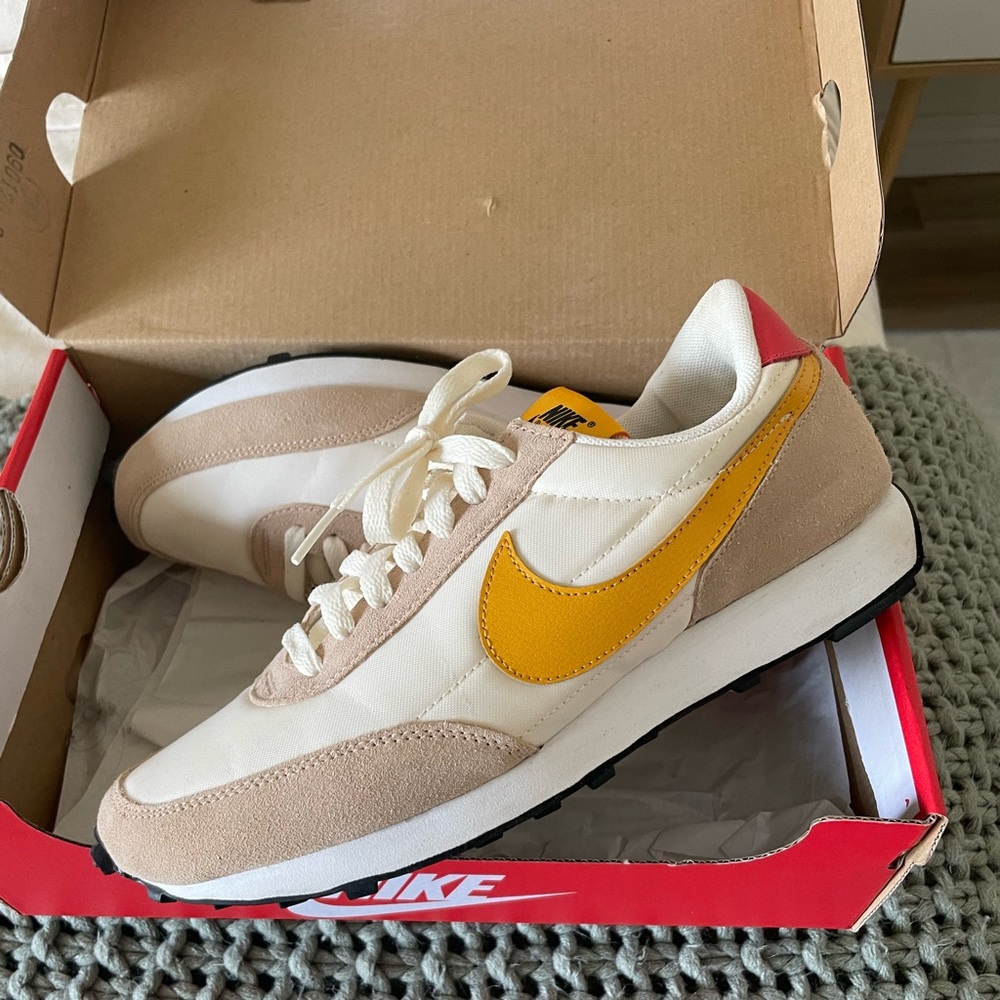 Womens NIKE DBreak
